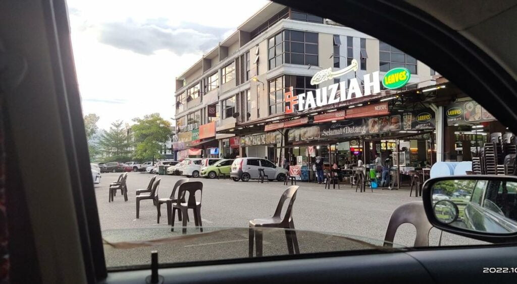 Letak Kerusi 'Cop' Parkir, Netizen Pertikai Tindakan Sebuah Kedai Makan Di Kuching Ini