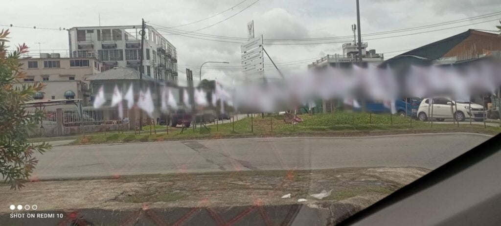 Pacak Bendera Tak Kena Tempat Di Bulatan Kuching, Rakaman Dashcam Ini Undang Geram Netizen
