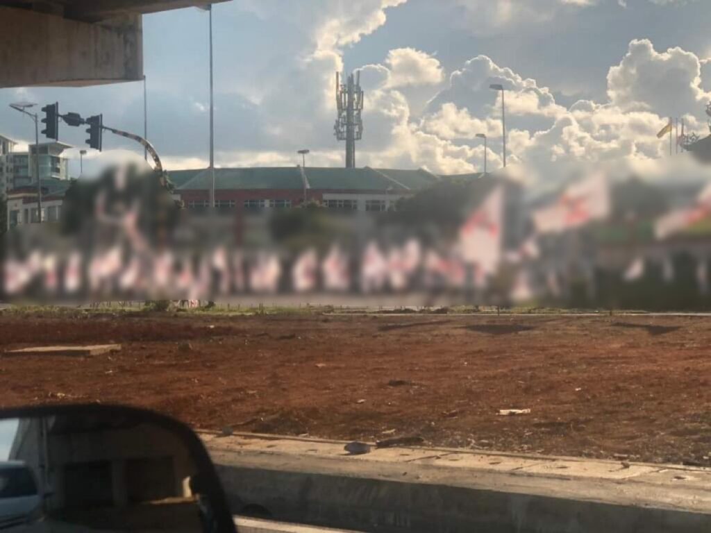 Pacak Bendera Tak Kena Tempat Di Bulatan Kuching, Rakaman Dashcam Ini Undang Geram Netizen