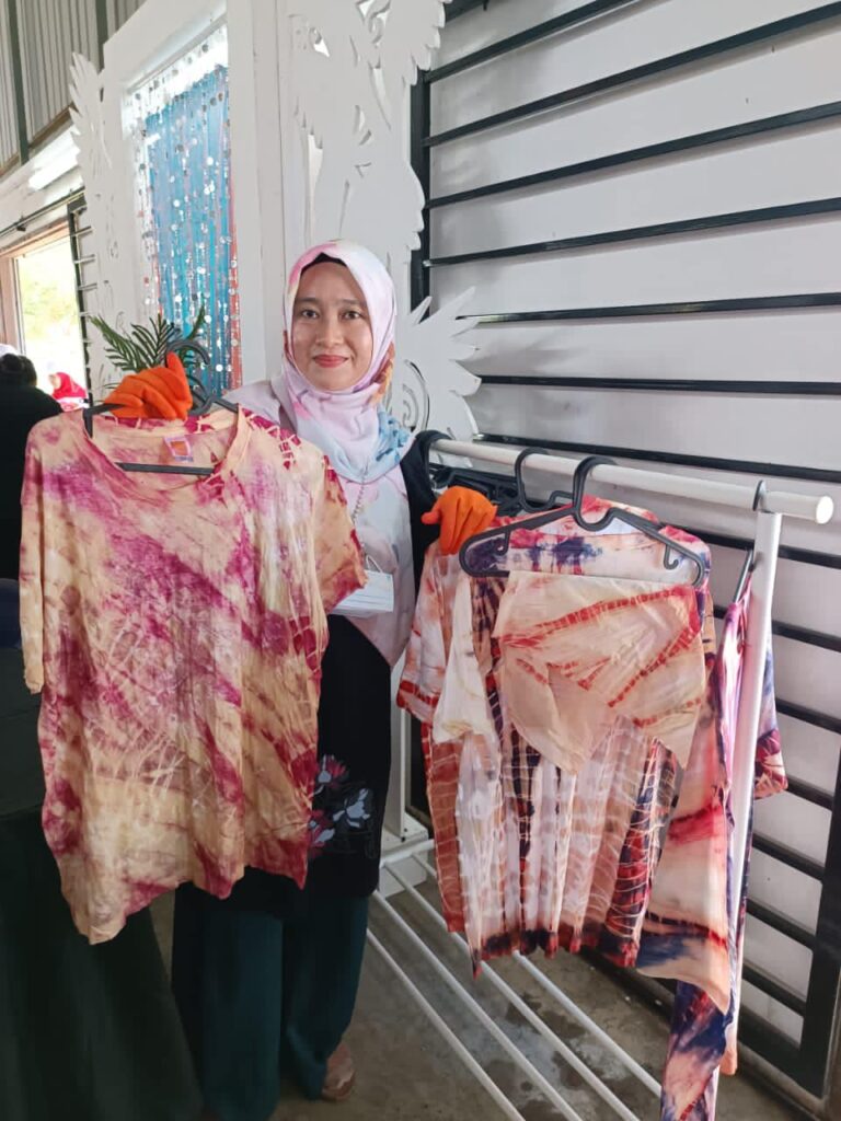 'Ecoprint' Batik Ikat Celup Jadi Tarikan Produk Kraf Tangan Terbaru Di Santubong
