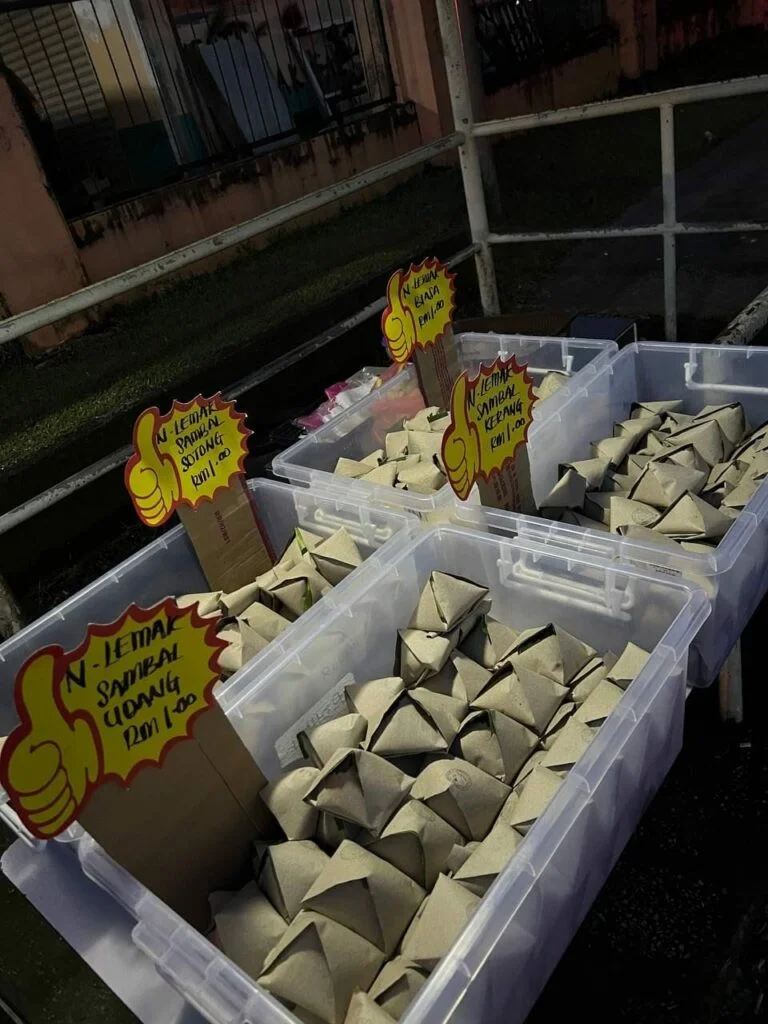 Hanya Seringgit Sebungkus, Warga Kuching Wajib Cuba Nasi Lemak Berlauk Di Jalan Astana Ini