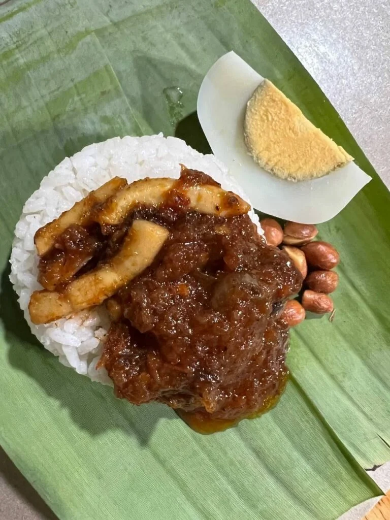 Hanya Seringgit Sebungkus, Warga Kuching Wajib Cuba Nasi Lemak Berlauk Di Jalan Astana Ini