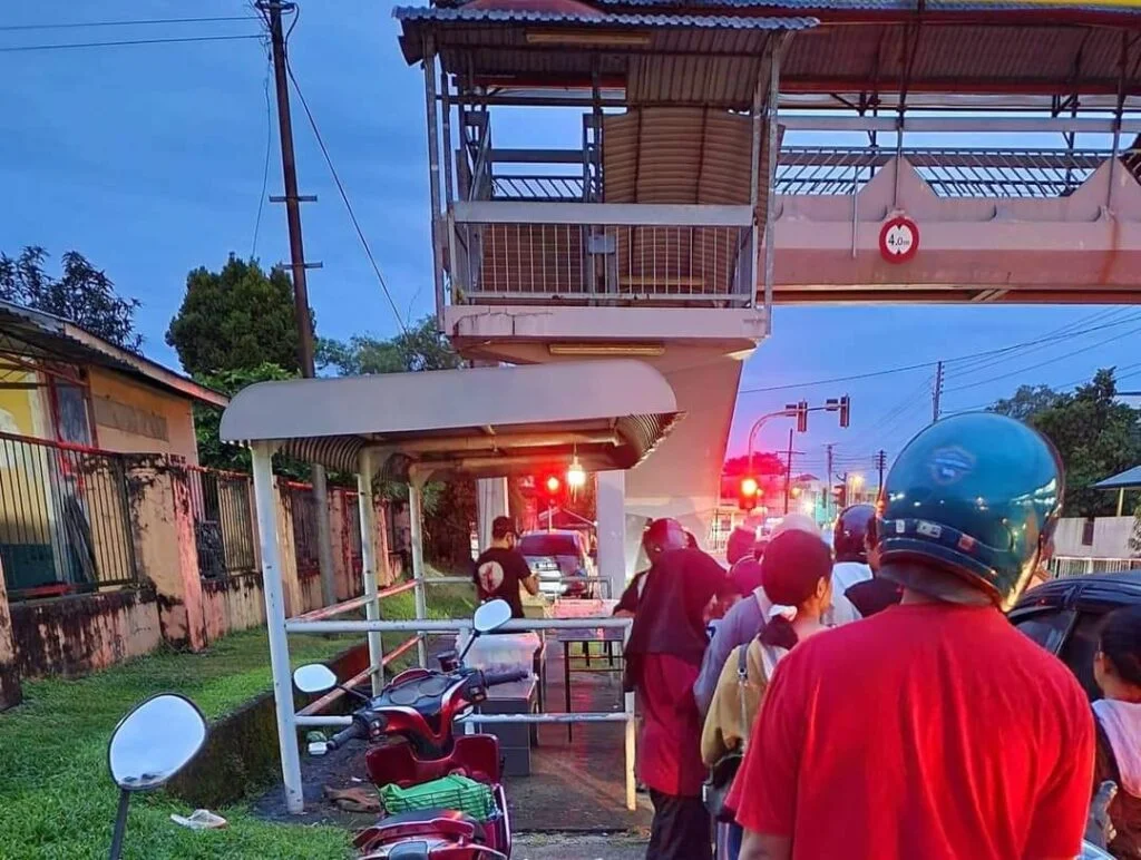 Hanya Seringgit Sebungkus, Warga Kuching Wajib Cuba Nasi Lemak Berlauk Di Jalan Astana Ini