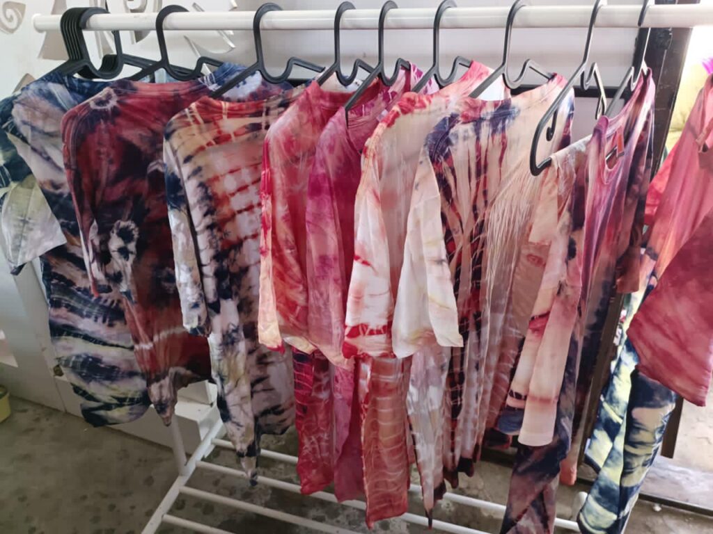 'Ecoprint' Batik Ikat Celup Jadi Tarikan Produk Kraf Tangan Terbaru Di Santubong