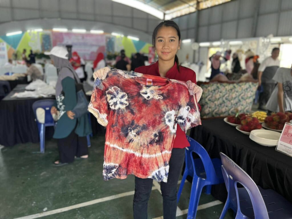 'Ecoprint' Batik Ikat Celup Jadi Tarikan Produk Kraf Tangan Terbaru Di Santubong