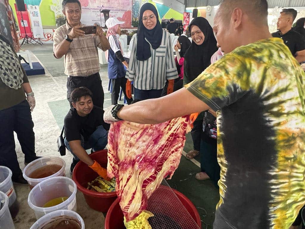 'Ecoprint' Batik Ikat Celup Jadi Tarikan Produk Kraf Tangan Terbaru Di Santubong