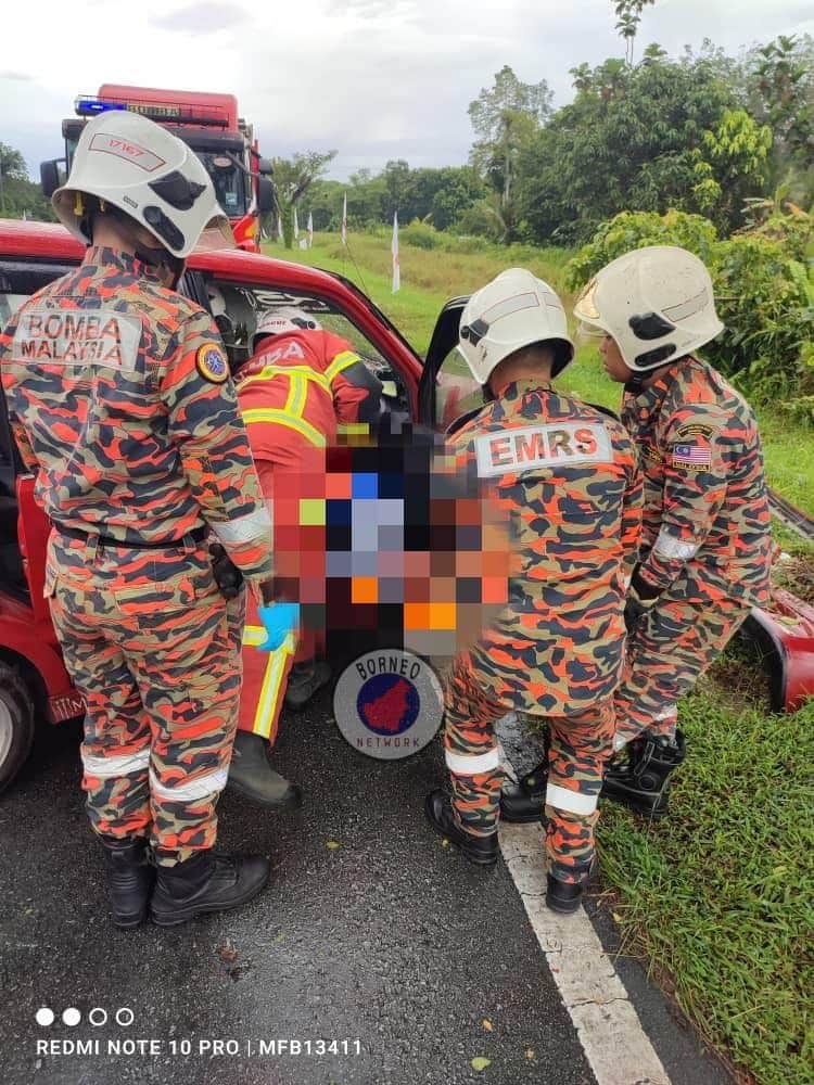 Warga Emas Maut Kereta Dipandu Langgar Pokok Di Miri