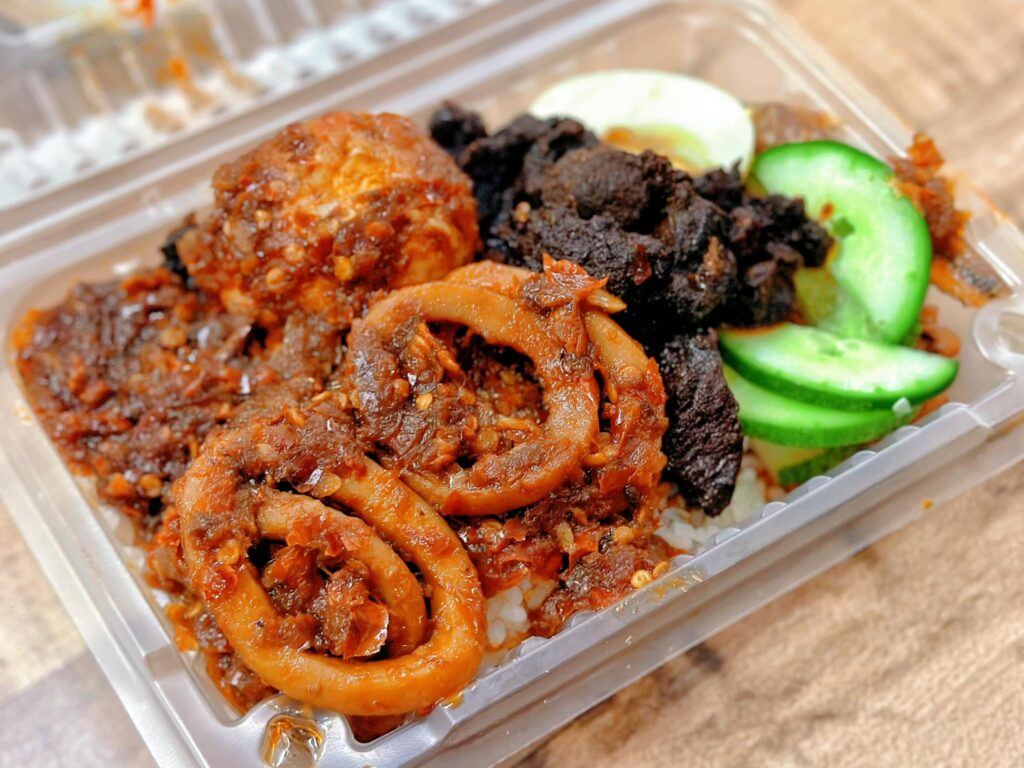 Buat Pemburu Nasi Lemak Malam, Anda Wajib Cuba Nasi Lemak Mak Wan Di TT3 Kuching
