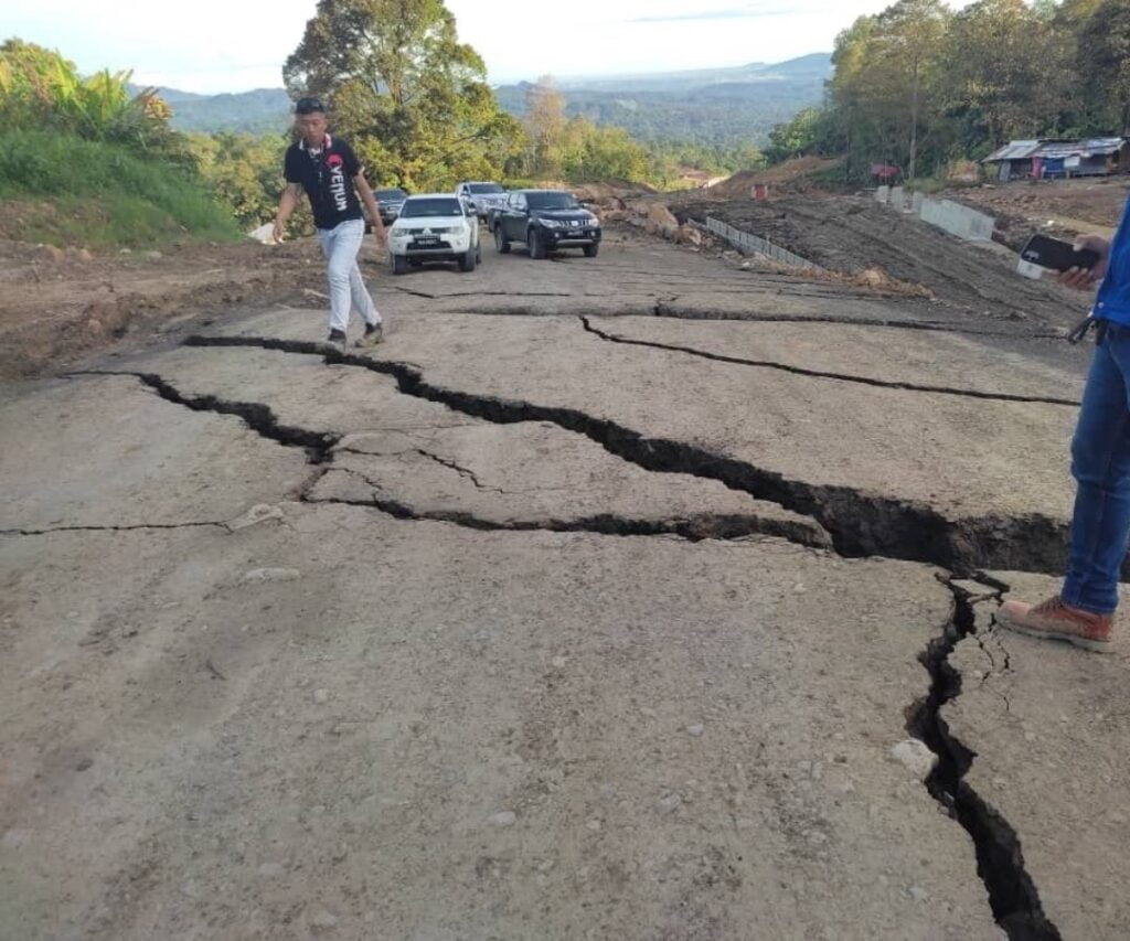 Jalan Utama Retak Kesan Paip Gas SSGP Meletup Di Lawas, Segera Dibaiki Demi PRU Sabtu Ini