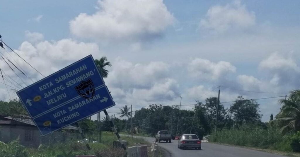 Papan Tanda Condong Di Samarahan Jadi Bahan Tawa Netizen