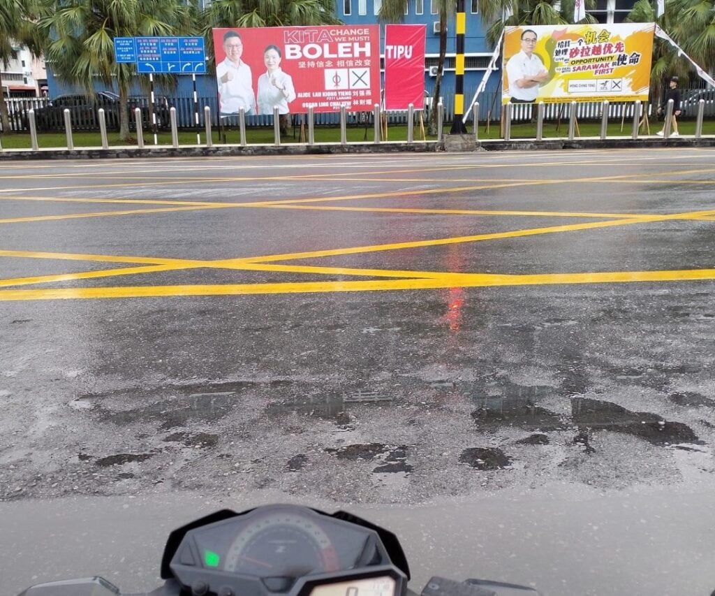 Sepanduk Sengaja Ditambah Dihadapan Balai Polis Sibu Ini Buat Netizen Terhibur