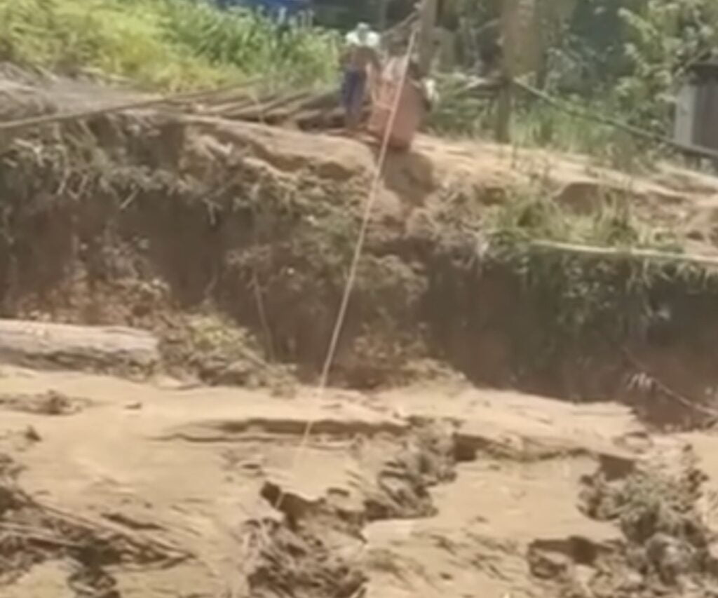 Video 2 Pelajar Sekolah Menyeberang Sungai Menggunakan Tali Dan Tong Di Sabah, Netizen Pertikaikan ‘Kemajuan’