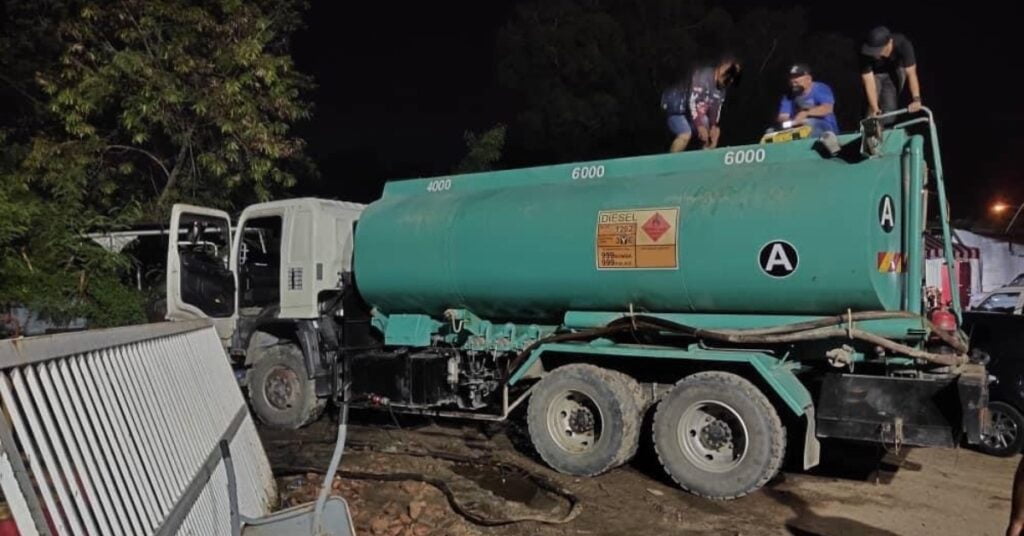 Kerap Tiada Bekalan, 2 Individu Ditahan Kerana Memiliki 8,000 Liter Diesel Secara Haram Di Miri