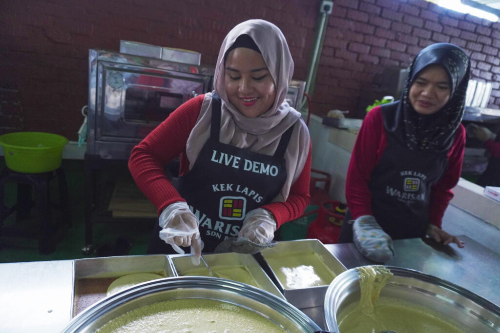 Kedai Kek Lapis Warisan Ini Jadi Syurga 'Shopping' Pelbagai Jenis Kek Lapis Di Kuching
