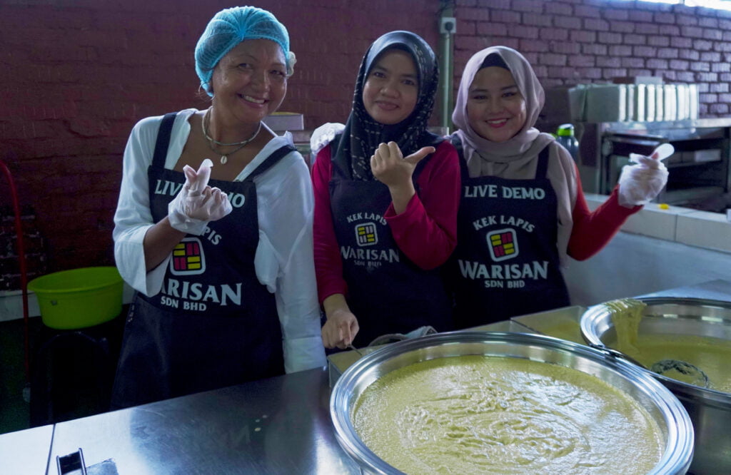 Kedai Kek Lapis Warisan Ini Jadi Syurga 'Shopping' Pelbagai Jenis Kek Lapis Di Kuching