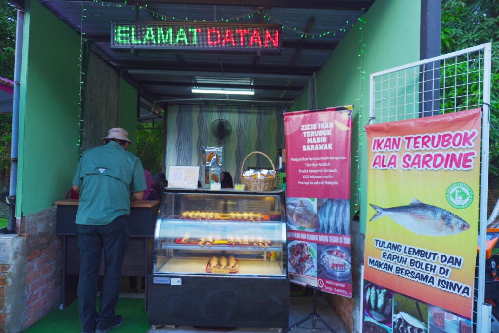 Kedai Kek Lapis Warisan Ini Jadi Syurga 'Shopping' Pelbagai Jenis Kek Lapis Di Kuching