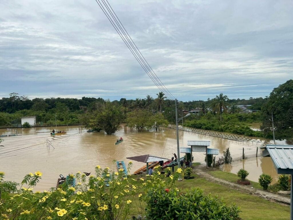 Terpaksa Redah Banjir Demi Tunaikan Tanggungjawab, Keadaan Di Miri Ini Menyayat Hati Netizen