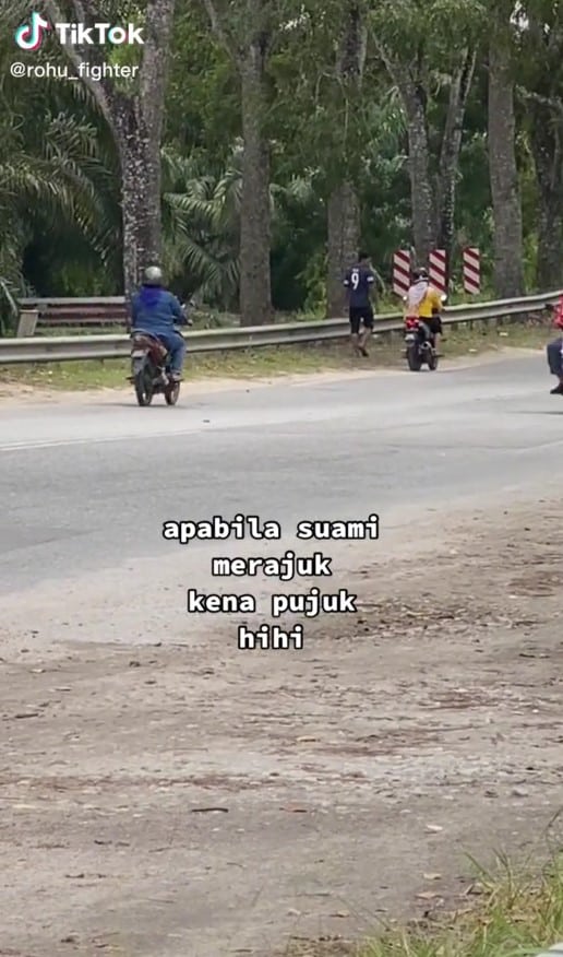 Merajuk Sampai Jalan Kaki, Netizen Terhibur Lihat Si Isteri Cuba Pujuk Suami