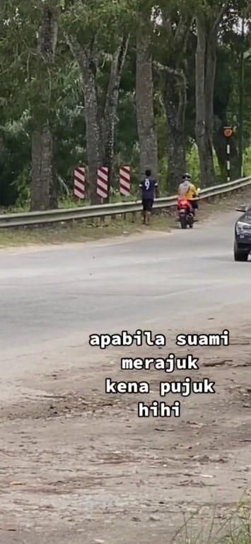 Merajuk Sampai Jalan Kaki, Netizen Terhibur Lihat Si Isteri Cuba Pujuk Suami