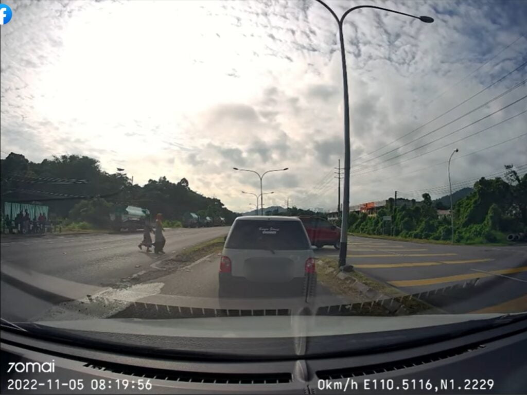 Dua Wanita Melayang Dirempuh Myvi Di Jalan Serian Ini Sempat Dirakam Dashcam Netizen