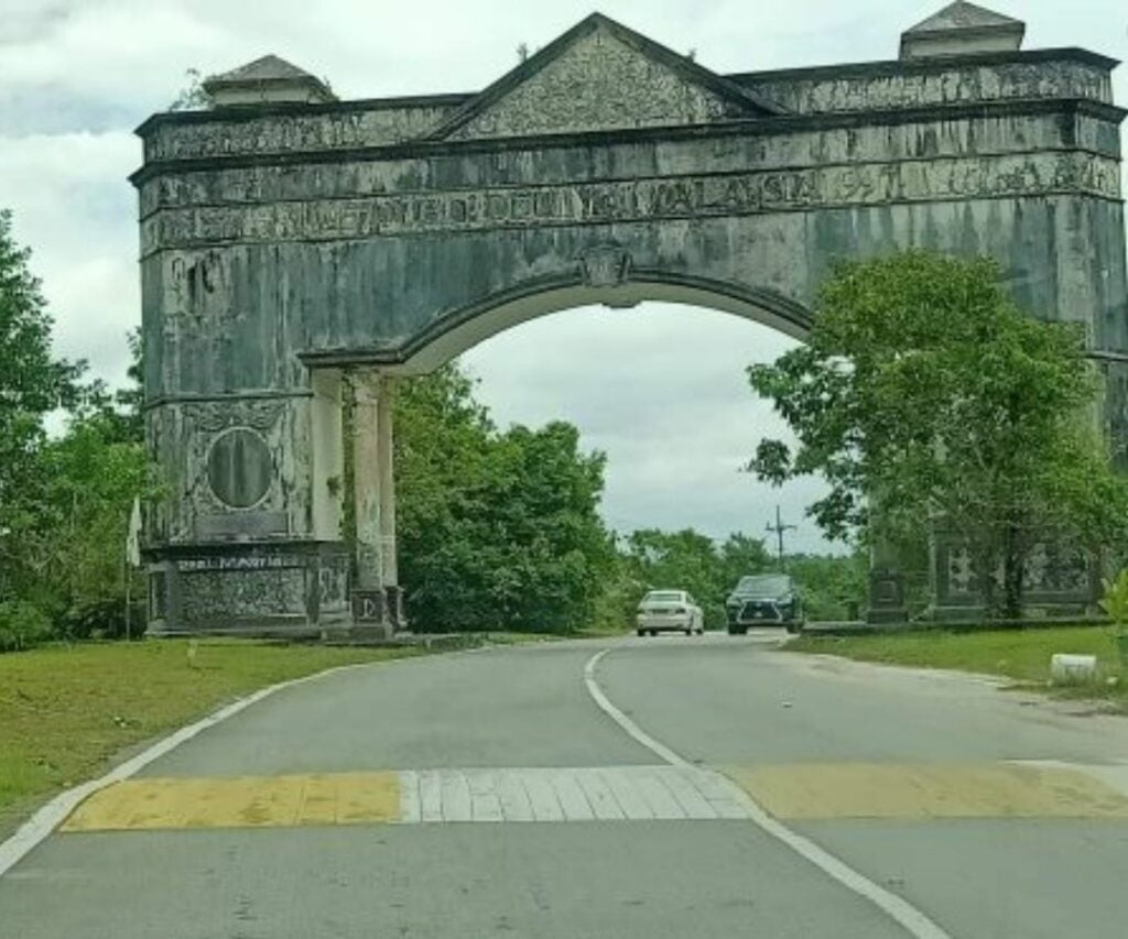Jubilee Arch Of Rambungan, Ini Penjelasan 'Misteri' Disebalik Pintu Gerbang Terbiar Di Jaya Bakti