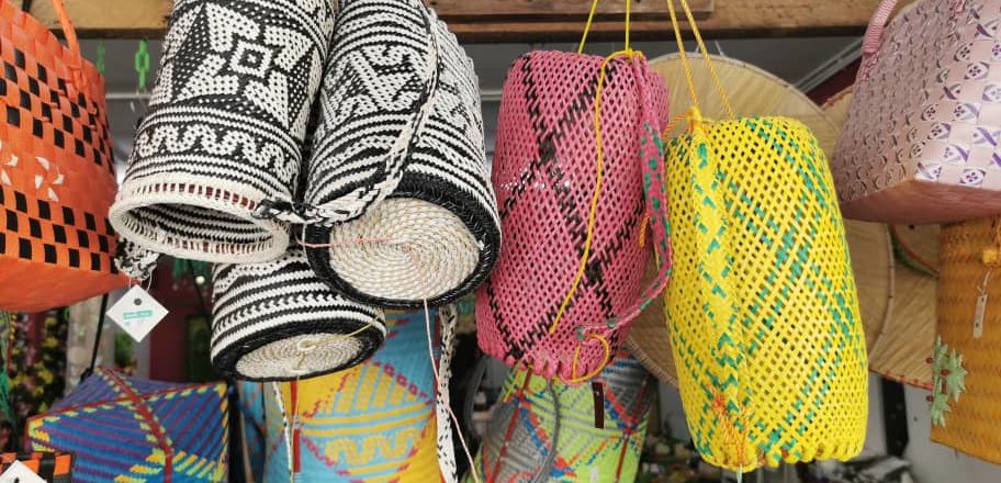 Dukung Ekonomi Gelandangan, Stesen Petronas Sarawak Bantu Komersial Produk Kraf Tangan Mereka