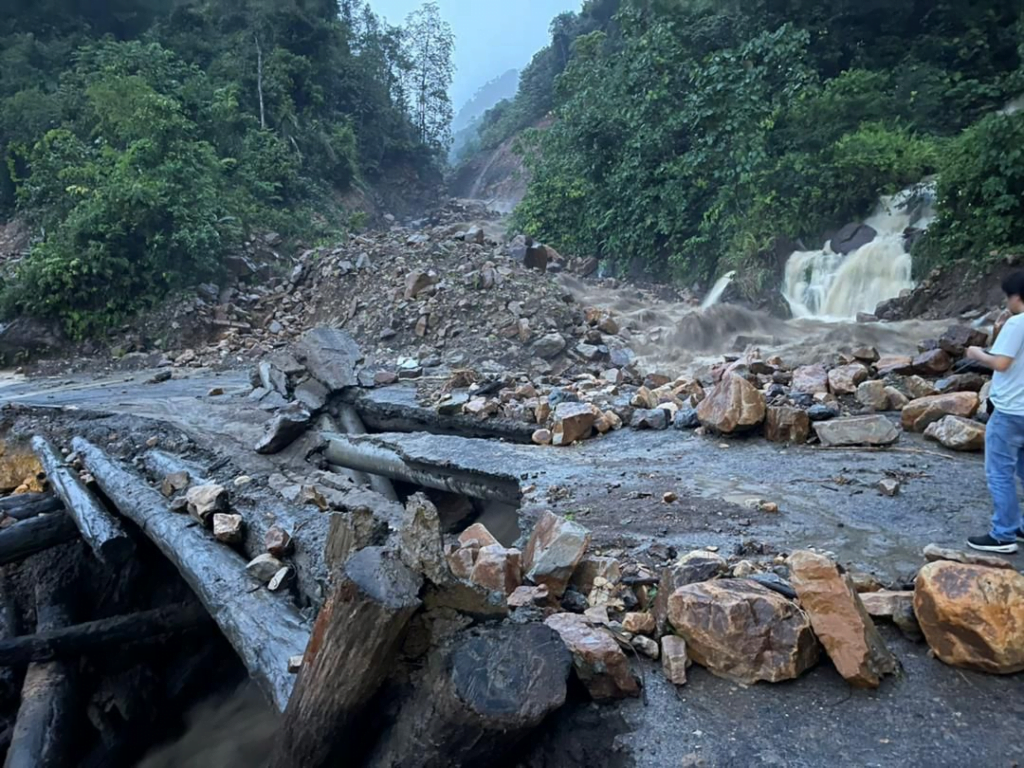 Jambatan Runtuh, Hujan Lebat Berterusan Punca Laluan Ke Tanah Tinggi Lawas Terputus