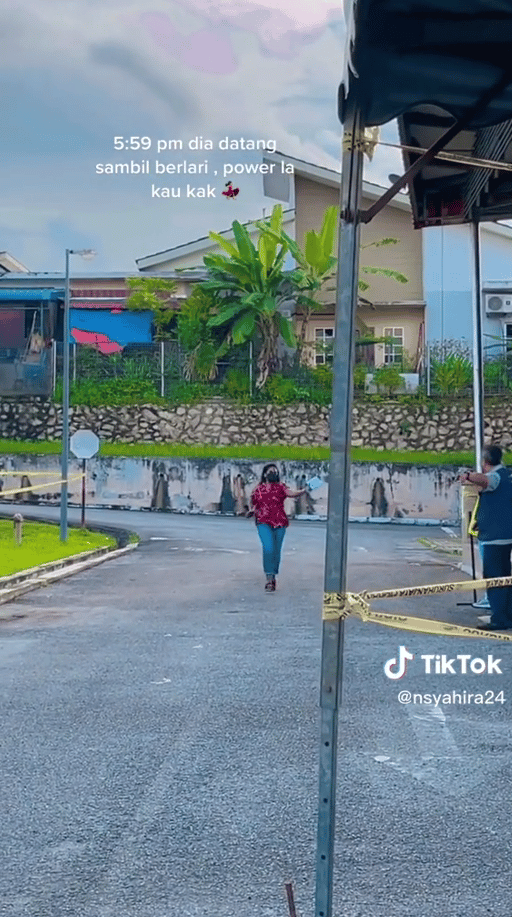 [VIDEO] Netizen Terhibur Lihat Wanita Ini Berlari Untuk Undi Kerana Tinggal Seminit