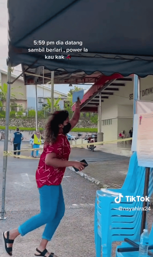[VIDEO] Netizen Terhibur Lihat Wanita Ini Berlari Untuk Undi Kerana Tinggal Seminit