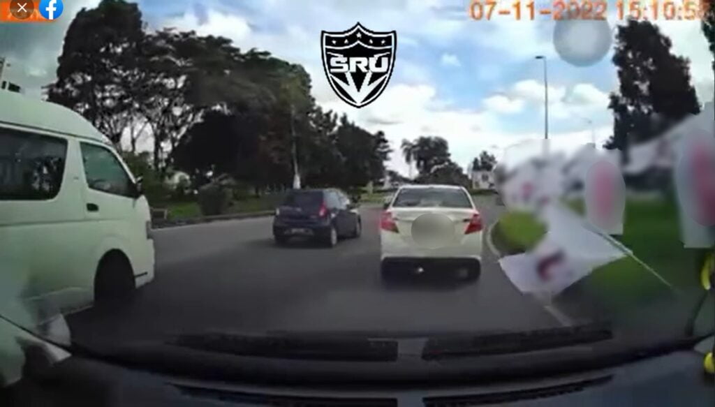 Pacak Bendera Tak Kena Tempat Di Bulatan Kuching, Rakaman Dashcam Ini Undang Geram Netizen