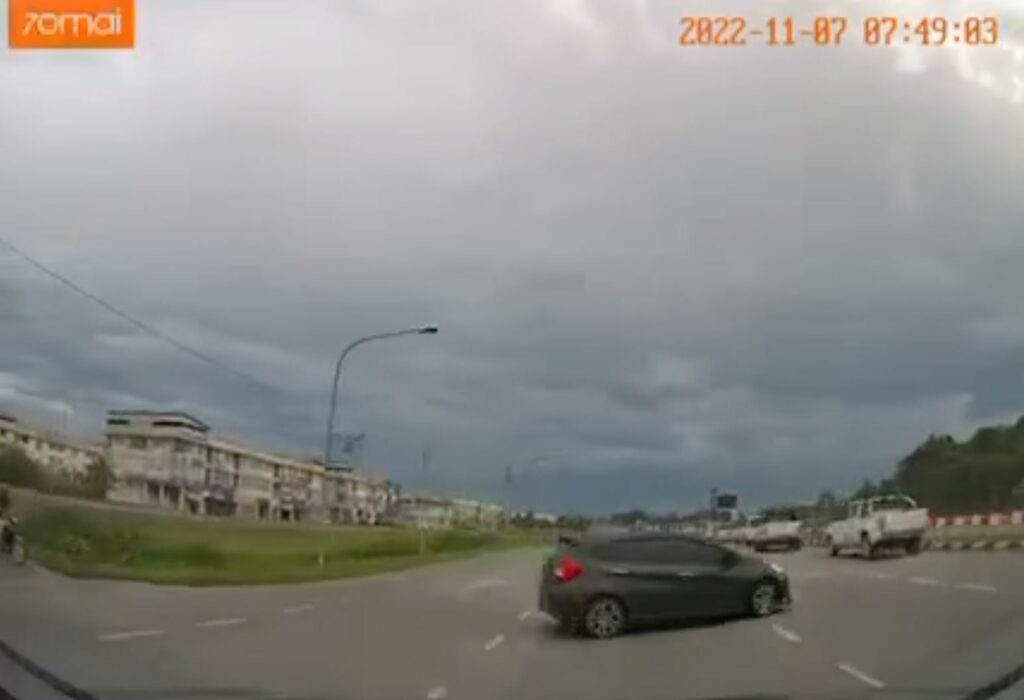 Nyaris Kena Langgar, Myvi Keluar Simpang Sesuka Hati Ini Bikin Netizen Panas