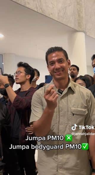 Wajah Tampan Pengawal Peribadi Perdana Menteri Malaysia Raih Perhatian Netizen Di TikTok