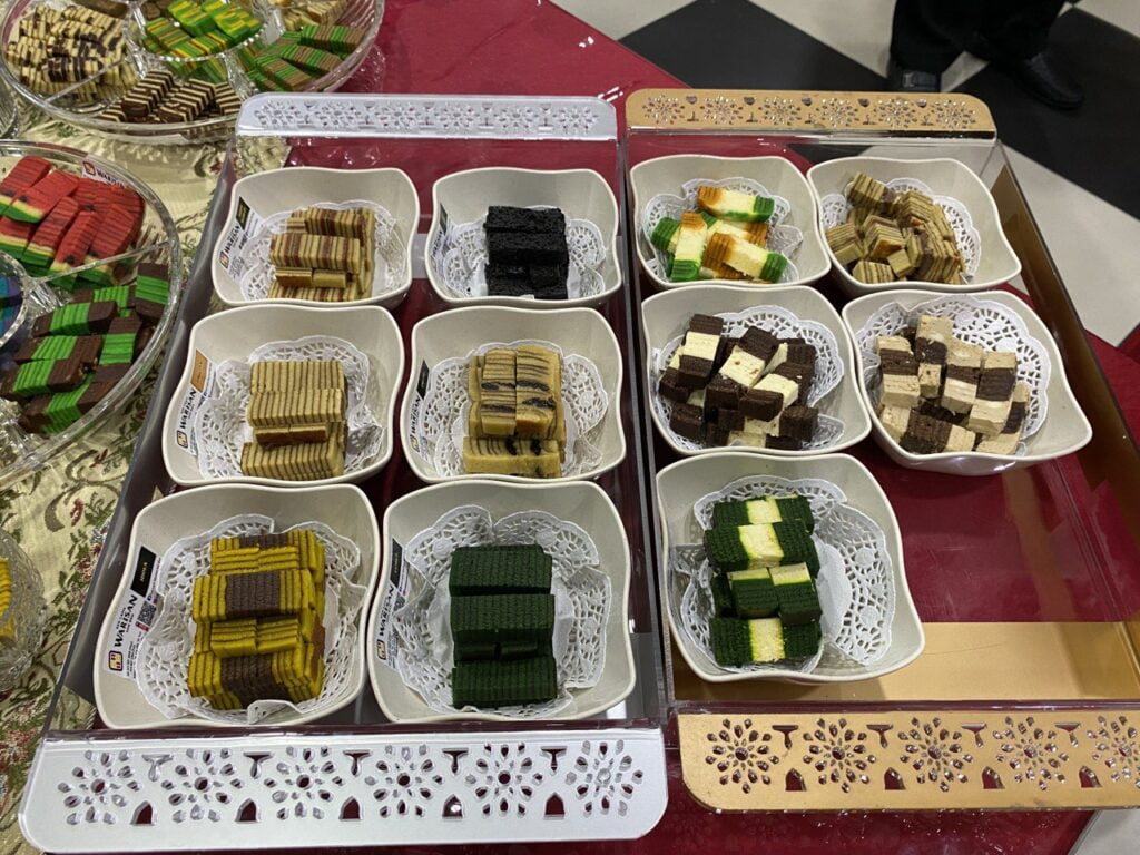 Kedai Kek Lapis Warisan Ini Jadi Syurga 'Shopping' Pelbagai Jenis Kek Lapis Di Kuching