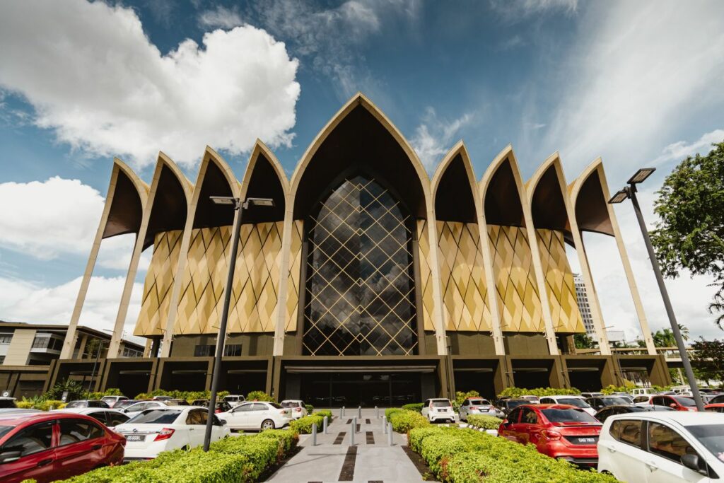 Bengang Bilik Bayi Tidak Beralas Di Muzium Borneo Cultures, Tindakan Wanita Ini Undang Komen Netizen
