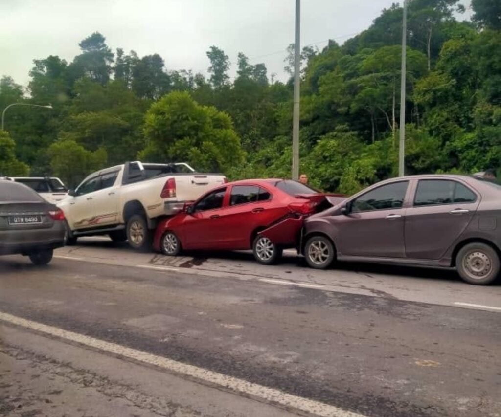 Kemalangan berantai 4 buah kenderaan di Bintulu