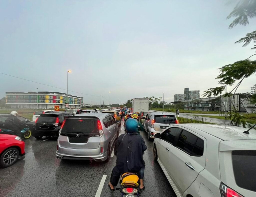 Projek Lampu Isyarat Expressway Kuching-Samarahan Bakal Siap Pada November 2023