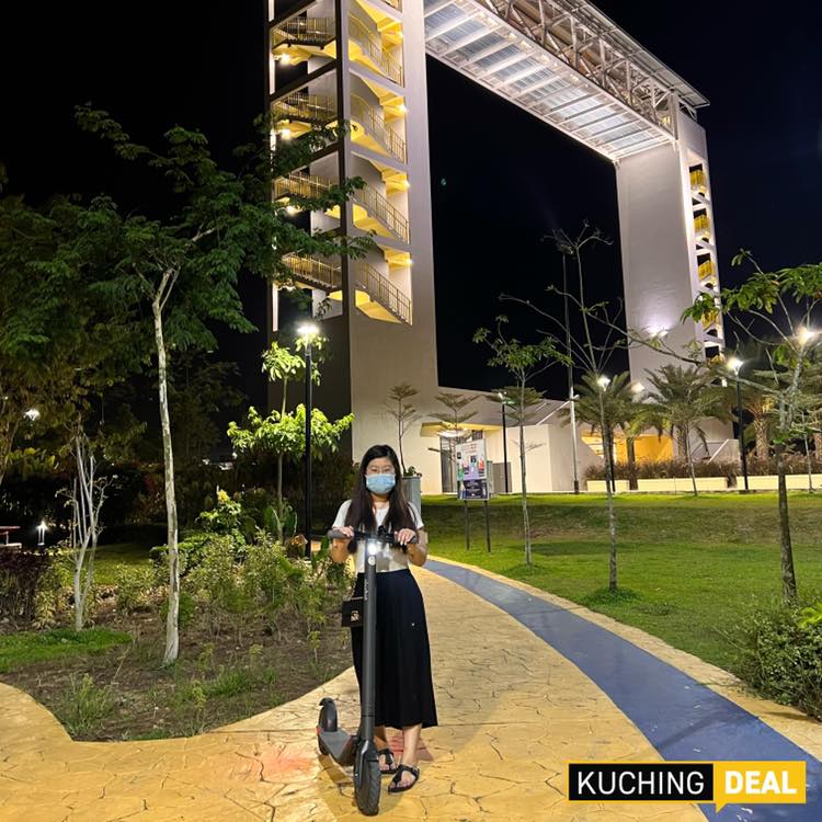 Pertama Di Kuching, Sewa E-scooter Dan Terokai Batu Kawa Riverbank Park Malam Hari