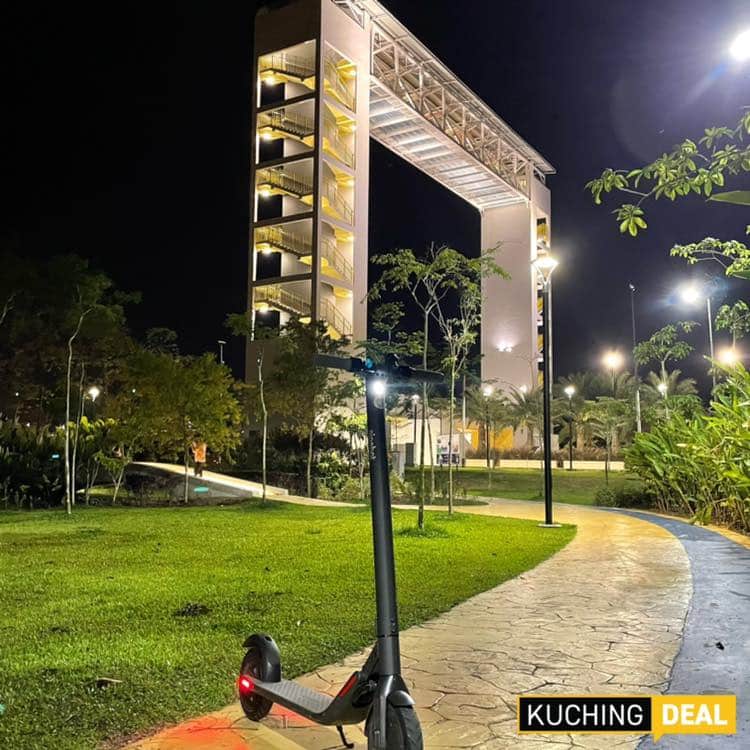 Pertama Di Kuching, Sewa E-scooter Dan Terokai Batu Kawa Riverbank Park Malam Hari