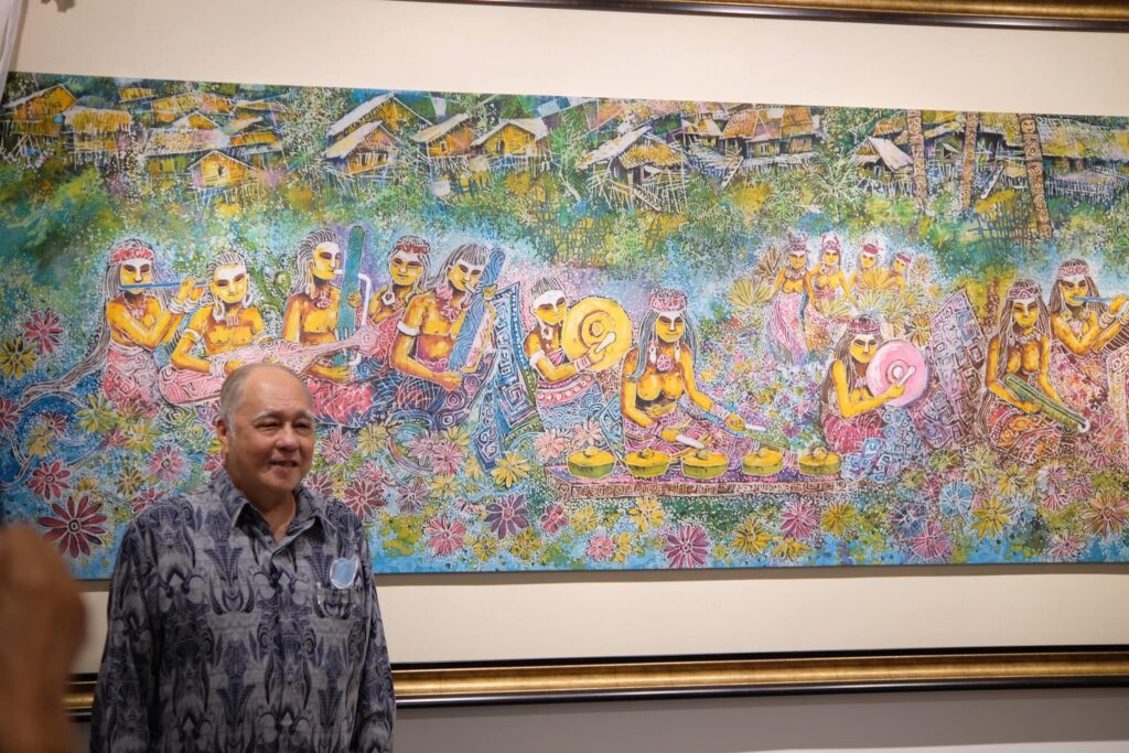Karya Pernah Dibeli Ratu Elizabeth II, Kini Artis Sarawak Ini Cipta Rekod Baru Lancar Lukisan Batik Terbesar