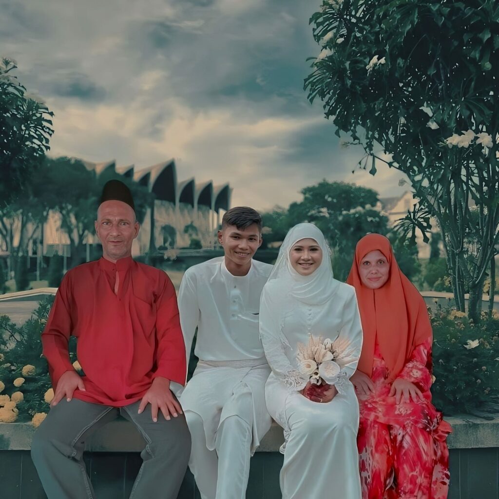 Wanita Dari Kuching Ini Gembira Netizen Edit Gambar Kahwin Bersama Arwah Ibu