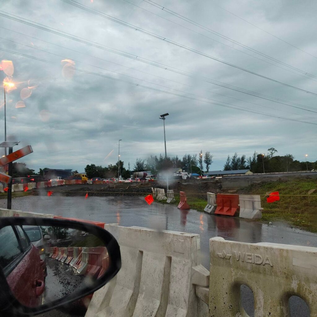 Projek Lampu Isyarat Expressway Kuching-Samarahan Bakal Siap Pada November 2023