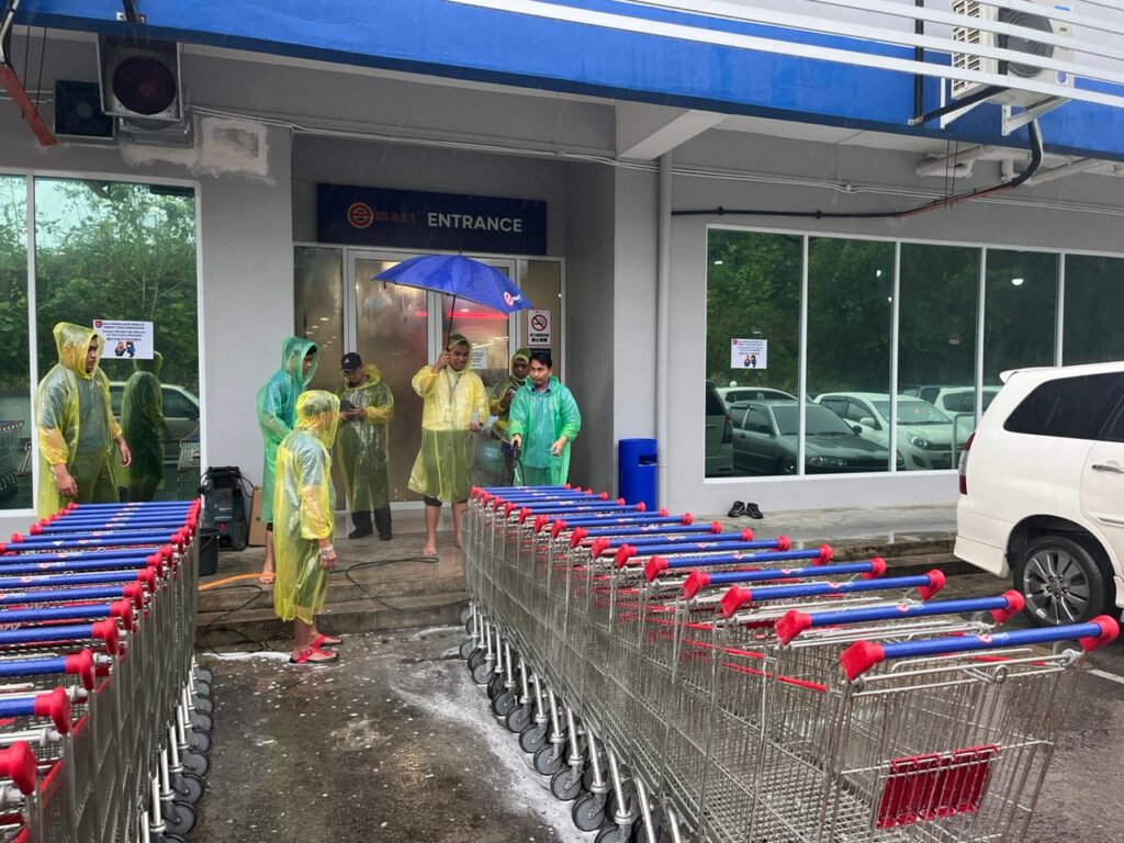 Tular Bawa Anjing Di Dalam Troli, Netizen Puji Tindakan Pantas Pekerja Emart Moyan