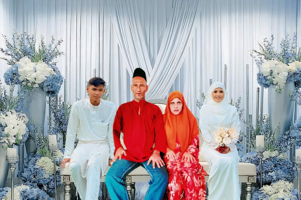 Wanita Dari Kuching Ini Gembira Netizen Edit Gambar Kahwin Bersama Arwah Ibu