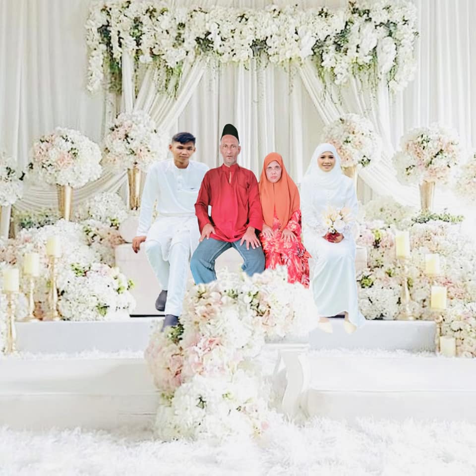 Wanita Dari Kuching Ini Gembira Netizen Edit Gambar Kahwin Bersama Arwah Ibu