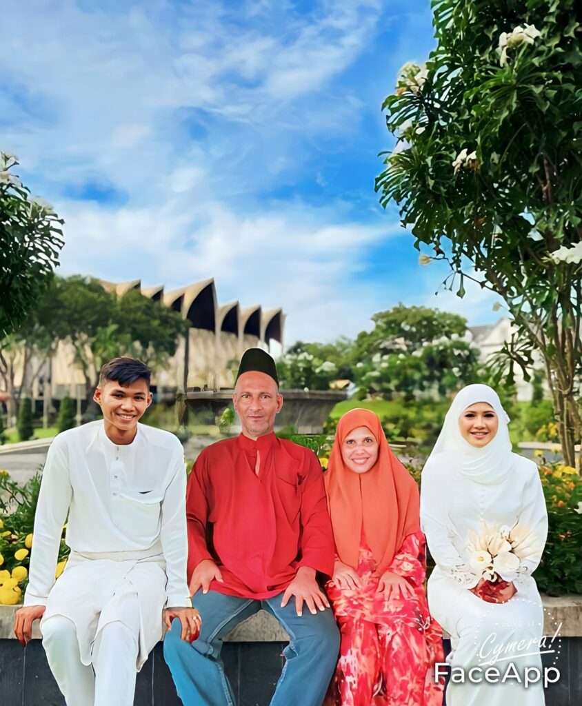 Wanita Dari Kuching Ini Gembira Netizen Edit Gambar Kahwin Bersama Arwah Ibu