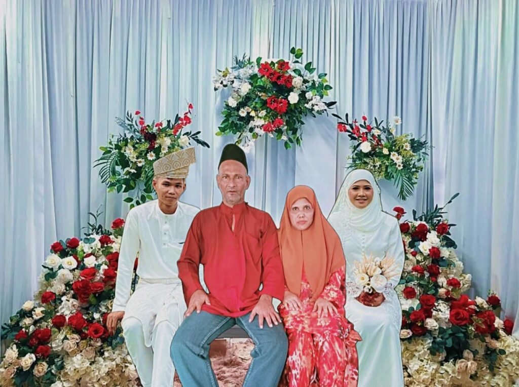Wanita Dari Kuching Ini Gembira Netizen Edit Gambar Kahwin Bersama Arwah Ibu