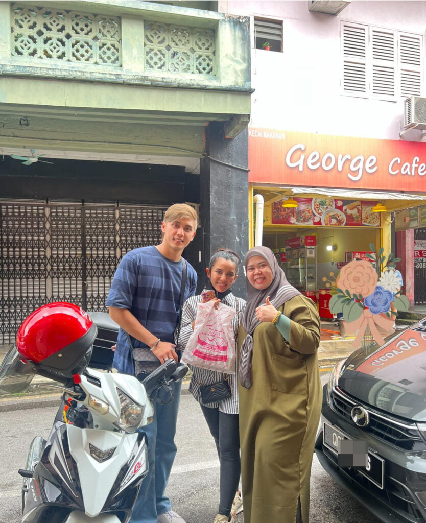 Jalan-Jalan Di Kuching Naik Motosikal, Sweet Qismina Dan Adam Lee Bikin Orang Ramai Teruja