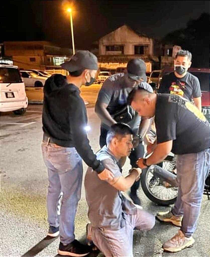 Mengamuk Sambil Hayun Pisau Di Tempat Awam, Polis Cekup Suspek 50-an Di Sibu