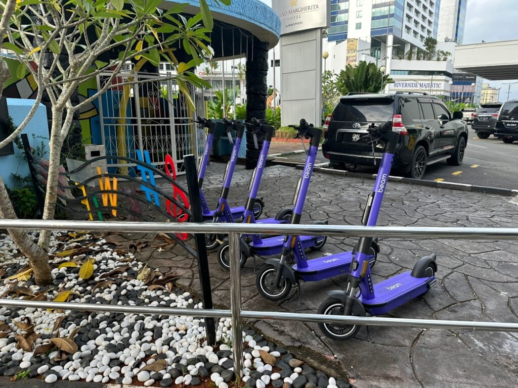 Tarikan Terbaru Di Waterfront, Skuter Elektrik 'Beam' Kini Mendarat Di Kuching