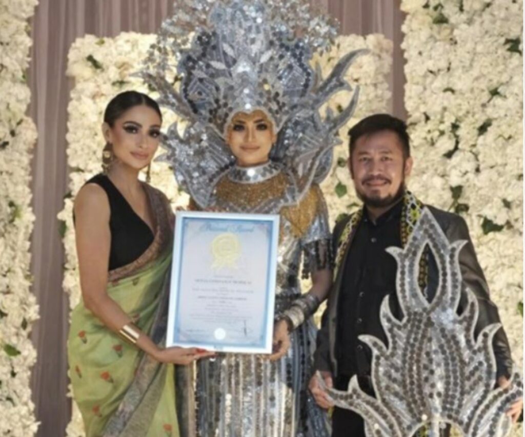 Pereka Asal Sarawak Cipta Rekod Guna 10,000 Syiling Hias Busana Mrs Malaysia World